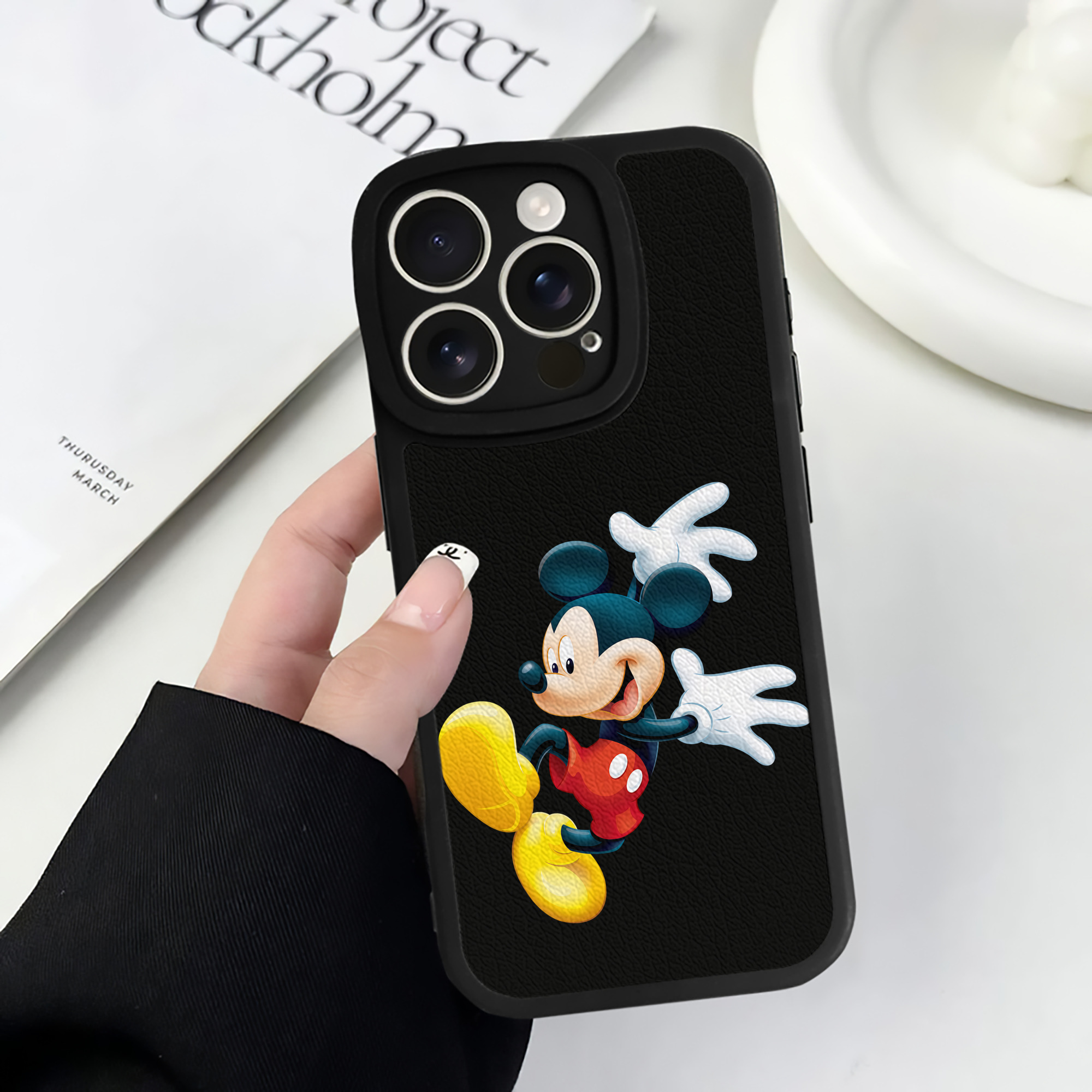 （画像用） ミッキーマウス Mickey Mouse 【iPhone 16シリーズ対応】シリコンスマホケース（レザー調） 材質：シリコン